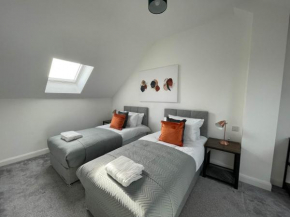 3 Bedroom New House with Wi-Fi Sleep 5 By Home Away From Home